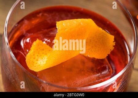 Erfrischender Gin Negroni Cocktail mit Orangengarnish Stockfoto