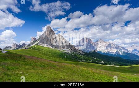 Blick vom Giau-Pass auf Tofanes, Dolomiten, Italien. Blick auf die malerischen Felsmassive Nuvolau (Ra Gusela) und Tofanes. Stockfoto