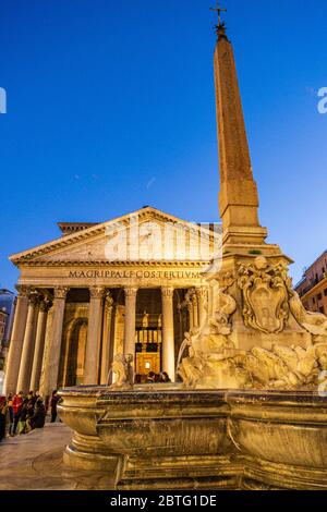 Delphin Brunnen und Pantheon von Agrippa, 126 B.C. Roma, Latium, Italien. Stockfoto