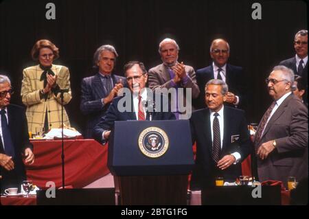 Präsident George Bush spricht vor Mitgliedern der Academy of Television Arts and Sciences in Los Angeles, um die 1990er Jahre Stockfoto