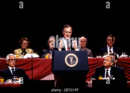 Präsident George Bush spricht an Mitglieder der Academy of Television Arts and Sciences in Los Angeles, ca., um die 1990er Jahre Stockfoto