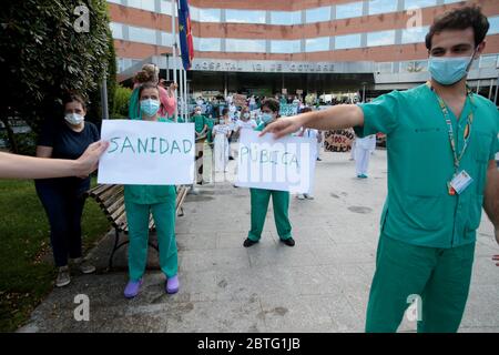 Madrid, Spanien, 25. Mai 2020. Krankenhauspersonal und Reinigungspersonal demonstrieren, um Verbesserungen in ihrer Arbeit zu fordern, um Covid-19 in Madrid zu bekämpfen und zur Verteidigung der öffentlichen Gesundheit und keine Privatisierung der Krankenhäuser mehr.die Plattform zur Verteidigung des Krankenhauses 12 de Octubre hat eine Kundgebung vor der Eingangstür aller Gesundheit aufgerufen Zentren zur Verteidigung der öffentlichen Gesundheit. Am Montag, den 25. Mai um 20:00 Uhr, trafen sich alle Sanitär- und Reinigungspersonal, die seit Beginn der Pandemie gegen Covid-19 gearbeitet haben. Quelle: dpa picture Alliance/Alamy Live News Stockfoto