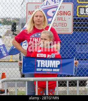 Baltimore, Maryland, USA. Mai 2020. Frau und junges Mädchen stehen mit Trumpffarbe und Schildern hinter der Barrikade vor dem historischen Fort McHenry in Baltimore, Maryland, Wo Präsident Donald Trump und First Lady Melania Trump am Memorial Day 2020 besuchen, obwohl er vom Bürgermeister von Baltimore, Bernard C. „Jack“ Young, aufgefordert wird, abzusagen, um ein schlechtes Beispiel zu vermeiden, während die Stadt unter einem Aufenthalt-zu-Hause-Befehl bleibt (mit Ausnahmen einschließlich einiger Outdoor-Übungen), Und um zu vermeiden, dass die öffentlichen Sicherheitsressourcen teuer werden. Mädchen trägt T-Shirt mit der Aufschrift "Kids for Trump". Kay Howell/Alamy Live News Stockfoto