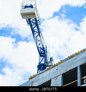 Wand aus Beton Gebäude und Kran auf Himmel Hintergrund. Bauarbeiten. Industrie-Szene. Stockfoto