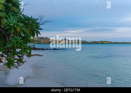 Blick nach Sonnenuntergang auf die tropische Insel Nacula Insel der Yasawa. Ruhiges blaues Wasser Stockfoto