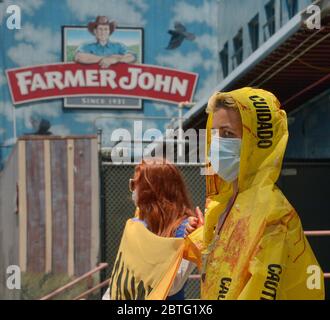 Vernon, Usa. Mai 2020. Eine kleine Gruppe von Aktivisten inszeniert am Donnerstag, den 21. Mai 2020, einen Protest vor einem Schlachthof von Farmer John in Vernon, Kalifornien. Ausbrüche von COVID-19 haben neun Industrieanlagen in Vernon getroffen, darunter fünf Fleischpackanlagen, berichteten Gesundheitsbeamte des Los Angeles County am Sonntag. Der größte Ausbruch ereignete sich im Smithfield Foods-eigenen Farmer John-Werk, dem Hersteller des beliebten Dodger Dog, wo 153 von 1,837 Mitarbeitern von März bis Mai positiv auf COVID-19 getestet wurden. File Photo von Jim Ruymen/UPI Credit: UPI/Alamy Live News Stockfoto