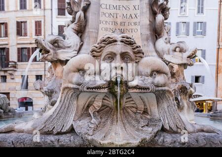 Delfinbrunnen, entworfen von Giacomo della Porta im Jahr 1575 im Auftrag von Papst Gregor XIII Boncompagni, Piazza della Rotonda, Roma, Lazio, Italia. Stockfoto