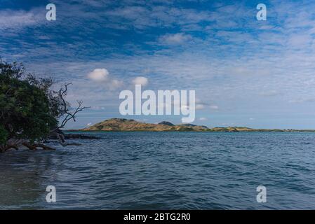 Weitwinkelansicht der Küste einer tropischen Insel mit Nacula-Insel am Horizont in Fidschi Stockfoto