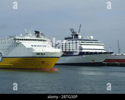 Transmanche Fähre und Kreuzfahrtschiff, Le Havre, Frankreich Stockfoto