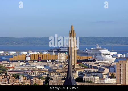 Containerschiff und Kreuzfahrtschiff, Hafen, Le Havre, Normandie, Frankreich Stockfoto