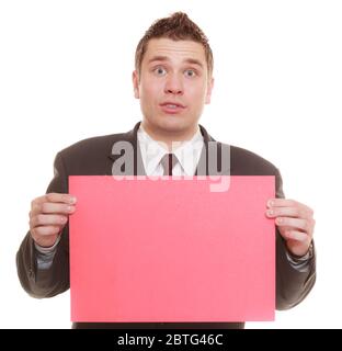 Nerdy business Mann oder goofy Student guy Holding unterzeichnen Rot leere Kopie Platz für Text. Lustige Gesichtsausdruck. auf weißem Hintergrund Stockfoto