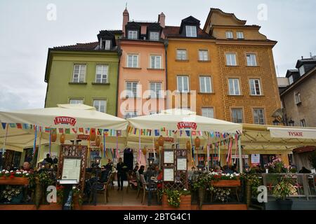 Restaurants und Terrasse am Schlossplatz in der Altstadt Stare Miasto Warschau, Polens Hauptstadt, mit Kopfsteinpflastergassen und mittelalterlichen Gebäuden. Stockfoto