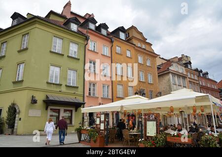 Restaurants und Terrasse am Schlossplatz in der Altstadt Stare Miasto Warschau, Polens Hauptstadt, mit Kopfsteinpflastergassen und mittelalterlichen Gebäuden. Stockfoto