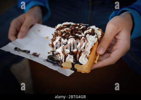 Essen polieren traditionelle Waffeln mit Schokolade und Schlagsahne. Street Food in der Altstadt von Warschau, Polen. Stockfoto