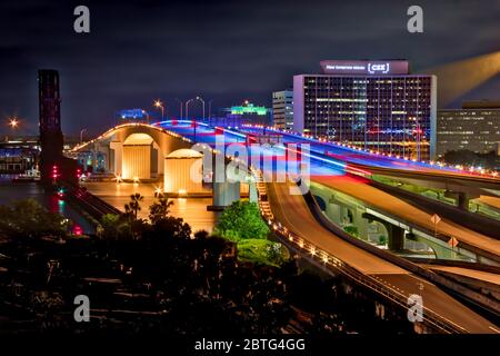 Nächtliche Acosta-Brücke Stockfoto