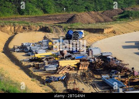 Lager der Baustoffe. Ein Bauboden, Metall, Holz und Blöcke mit Ziegeln. Stockfoto