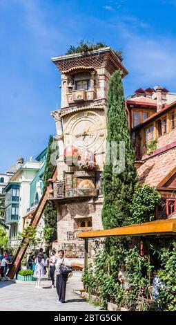 Fallender Uhrturm des Puppentheaters Rezo Gabriadze in der Altstadt von Tiflis. Georgien Stockfoto