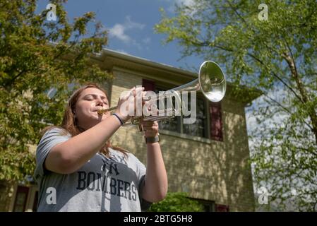 25. Mai 2020, Elburn, Illinois, USA: BAILEY CATES, 17 of Elburn, Illinois Sounds im Vorgarten ihres Hauses mit ihrer Trompete, als Teil des Tap Across America Events. Mit Gedenkfeierlichkeiten und Veranstaltungen, die wegen der COVID-19 Pandemie abgesagt wurden, haben Menschen alternative Wege gefunden, um diejenigen zu ehren, die ihr Leben im Dienst an den Vereinigten Staaten, diesem Memorial Day, hingaben. Veranstaltungen wie Taps in ganz Amerika bitten Musiker aller Fähigkeiten und Alter, Taps auf ihren vorderen Rasen, Veranden und Einfahrten um 15 Uhr Ortszeit Montag, 25. Mai zu klingen.Cates ist ein kürzlich Absolvent Kaneland High Stockfoto