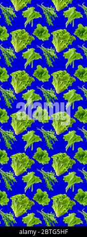 Nahtloses Muster aus frischen Salatblättern auf blauem Hintergrund Stockfoto
