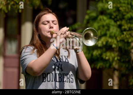 25. Mai 2020, Elburn, Illinois, USA: BAILEY CATES, 17 of Elburn, Illinois Sounds im Vorgarten ihres Hauses mit ihrer Trompete, als Teil des Tap Across America Events. Mit Gedenkfeierlichkeiten und Veranstaltungen, die wegen der COVID-19 Pandemie abgesagt wurden, haben Menschen alternative Wege gefunden, um diejenigen zu ehren, die ihr Leben im Dienst an den Vereinigten Staaten, diesem Memorial Day, hingaben. Veranstaltungen wie Taps in ganz Amerika bitten Musiker aller Fähigkeiten und Alter, Taps auf ihren vorderen Rasen, Veranden und Einfahrten um 15 Uhr Ortszeit Montag, 25. Mai zu klingen.Cates ist ein kürzlich Absolvent Kaneland High Stockfoto