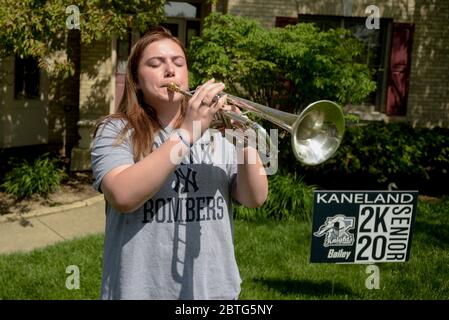 25. Mai 2020, Elburn, Illinois, USA: BAILEY CATES, 17 of Elburn, Illinois Sounds im Vorgarten ihres Hauses mit ihrer Trompete, als Teil des Tap Across America Events. Mit Gedenkfeierlichkeiten und Veranstaltungen, die wegen der COVID-19 Pandemie abgesagt wurden, haben Menschen alternative Wege gefunden, um diejenigen zu ehren, die ihr Leben im Dienst an den Vereinigten Staaten, diesem Memorial Day, hingaben. Veranstaltungen wie Taps in ganz Amerika bitten Musiker aller Fähigkeiten und Alter, Taps auf ihren vorderen Rasen, Veranden und Einfahrten um 15 Uhr Ortszeit Montag, 25. Mai zu klingen.Cates ist ein kürzlich Absolvent Kaneland High Stockfoto