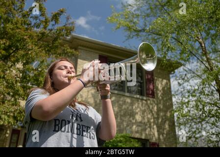 25. Mai 2020, Elburn, Illinois, USA: BAILEY CATES, 17 of Elburn, Illinois Sounds Taps im Vorgarten ihres Hauses mit ihrer Trompete, als Teil des Taps Across America Events. Mit Gedenkfeierlichkeiten und Veranstaltungen, die wegen der COVID-19 Pandemie abgesagt wurden, haben Menschen alternative Wege gefunden, um diejenigen zu ehren, die ihr Leben im Dienst an den Vereinigten Staaten, diesem Memorial Day, hingaben. Veranstaltungen wie Taps in ganz Amerika bitten Musiker aller Fähigkeiten und Alter, Taps auf ihren vorderen Rasen, Veranden und Einfahrten um 15 Uhr Ortszeit Montag, 25. Mai zu klingen.Cates ist ein kürzlich Absolvent Kaneland Hig Stockfoto