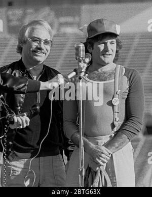 KFRC Radio Disk Jockey Don Rose und Comedian Robin Williams bei einem Marsch des Dimes Walkathons im Kezar Stadion in San Francisco am 1. April 1979 Stockfoto