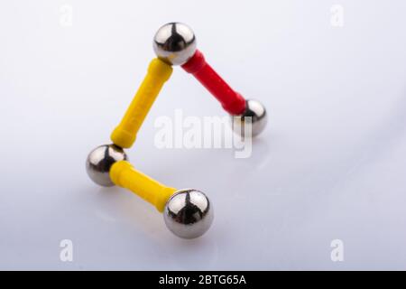 Magnet Spielzeug bars und magnetische Kugeln auf einem weißen Hintergrund Stockfoto