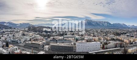 6. Feb 2020 - Salzburg, Österreich: Panorama-Luftaufnahme der Station Salzburg aiglhof mit dem östlichen bayerischen alpenberg Stockfoto