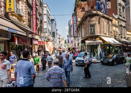 Istanbul, Türkei - 22. August 2008: Einkaufsstraßen im Eminonu-Viertel Stockfoto