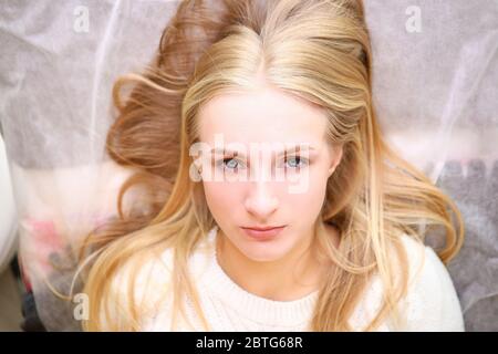 Gut aussehende Dame in weißem Pullover Stockfoto