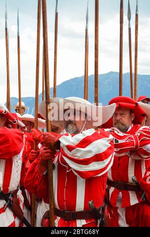 Vevey, Schweiz - 1. August 2019: traditionelle Parade am Schweizer Nationalfeiertag. Nationalfeiertag der Schweiz, am 1. August. Feier der Gründung der Eidgenossenschaft. Tag der Unabhängigkeit. Stockfoto