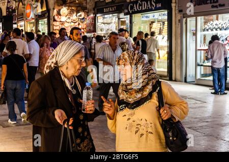 Istanbul, Türkei - 21. August 2008: Zwei ältere türkische Frauen sprechen miteinander Stockfoto