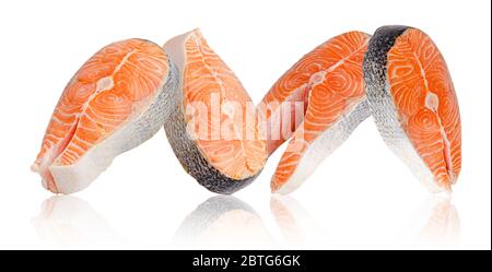 Rohe Steaks von Lachsfisch auf weiß isoliert. Stockfoto