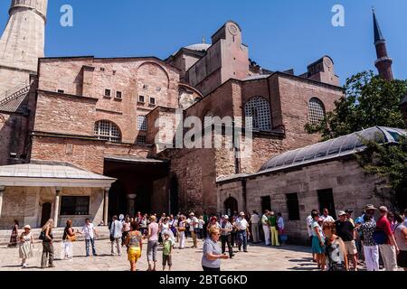 Istanbul, Türkei - 21. August 2008: Touristen am Eingang zur Hagia Sophia Moschee Stockfoto