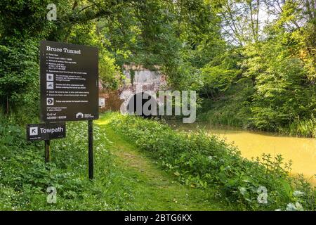 Schilder am östlichen Eingang zum Bruce Tunnel entlang des Kennet and Avon Canal in Wiltshire im Frühling, England, Großbritannien Stockfoto