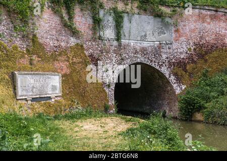 Der östliche Eingang zum Bruce Tunnel entlang des Kennet und Avon Kanals in Wiltshire, England, Großbritannien Stockfoto