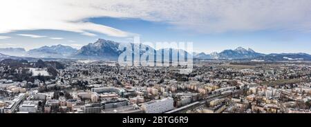 6. Feb 2020 - Salzburg, Österreich: Panorama-Luftaufnahme der Station Salzburg aiglhof mit dem östlichen bayerischen alpenberg Stockfoto