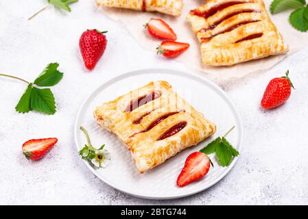 Süßer Blätterteig mit Erdbeere Stockfoto