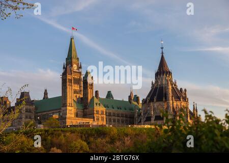 Der Peace Tower und die Library of Canada's Parliament Hill in der kanadischen Hauptstadt Ottawa, Ontario, an einem Frühlingsabend im goldenen Licht. Stockfoto