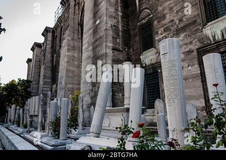 Grabsteine an der Wand der Suleimaniye Moschee, Istanbul Stockfoto