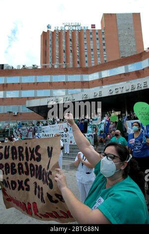 Madrid, Spanien, 25. Mai 2020. Krankenhauspersonal und Reinigungspersonal demonstrieren, um Verbesserungen in ihrer Arbeit zu fordern, um Covid-19 in Madrid zu bekämpfen und zur Verteidigung der öffentlichen Gesundheit und keine Privatisierung der Krankenhäuser mehr.die Plattform zur Verteidigung des Krankenhauses 12 de Octubre hat eine Kundgebung vor der Eingangstür aller Gesundheit aufgerufen Zentren zur Verteidigung der öffentlichen Gesundheit. Am Montag, den 25. Mai um 20:00 Uhr, trafen sich alle Sanitär- und Reinigungspersonal, die seit Beginn der Pandemie gegen Covid-19 gearbeitet haben. Quelle: dpa picture Alliance/Alamy Live News Stockfoto