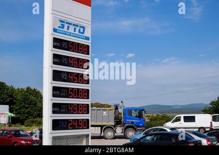 Balaklava, Republik Krim - 9. Juni 2019: Eine Tankstelle an der Straße. Stockfoto