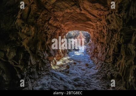 Schmaler Schlitzschlucht nahe dem Beginn vieler Pools Trail in Zion Wilderness Area. Stockfoto