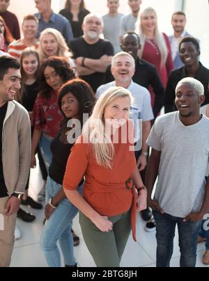 Große Gruppe von verschiedenen Menschen zusammen stehen Stockfoto
