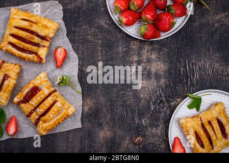 Süßer Blätterteig mit Erdbeere Stockfoto