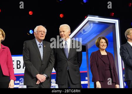 Senator Bernie Sanders, links, und ehemaliger Vizepräsident Joe Biden auf der Bühne zu Beginn der CBS News Democratic Debatte im Gaillard Center Februar 25 2020 in Charleston, South Carolina. Die sieben demokratischen Kandidaten stehen vor vor den nächsten Wochen Democratic Primary in South Carolina. Stockfoto