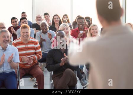 Sprecher steht zurück im Konferenzsaal und zeigt auf den Mann hinein Stockfoto