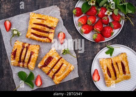 Süßer Blätterteig mit Erdbeere Stockfoto