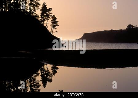 Stranddämmerung, Russian Gulch State Park, Kalifornien Stockfoto